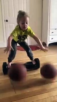Cette fillette dribble 2 ballons en équilibre sur un hoverboard ! Basketball