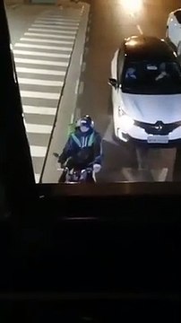 Ce livreur descends de moto et danse en pleine rue avec des danseurs !