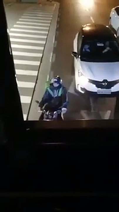 Ce livreur descends de moto et danse en pleine rue avec des danseurs !