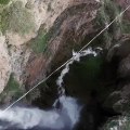 Il marche au-dessus du vide devant une cascade ! Slackline