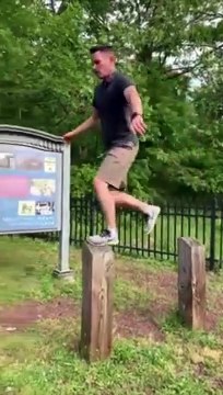 Il marche sur des poteaux... et s'en prend un dans l'entre jambes !