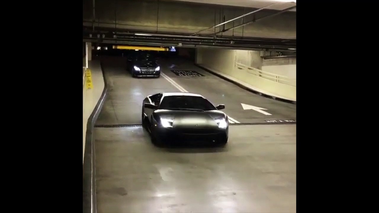 Cette Lamborghini ne paye pas le parking elle passe sous la barrière !