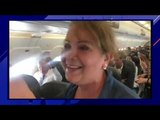 Señora le canta a AMLO en vuelo comercial | De Pisa y Corre