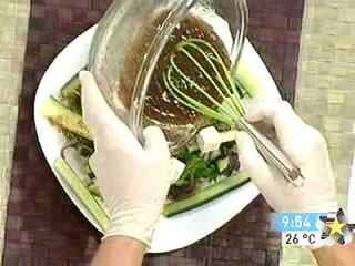 Chef franz cocina ensalada fresca con aderezo de zarzamora