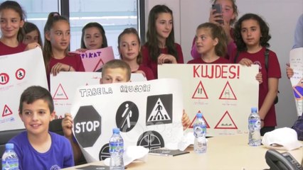 RTV Ora - Volvo trajnon fëmijët e shkollave 9 vjeçare për sigurinë rrugore