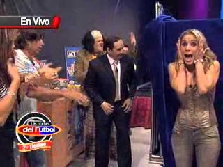 Chavana se mete a la jaula de un tigre