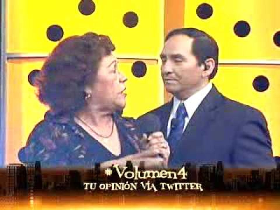 La nena delgado y Ernesto chavana juegan....