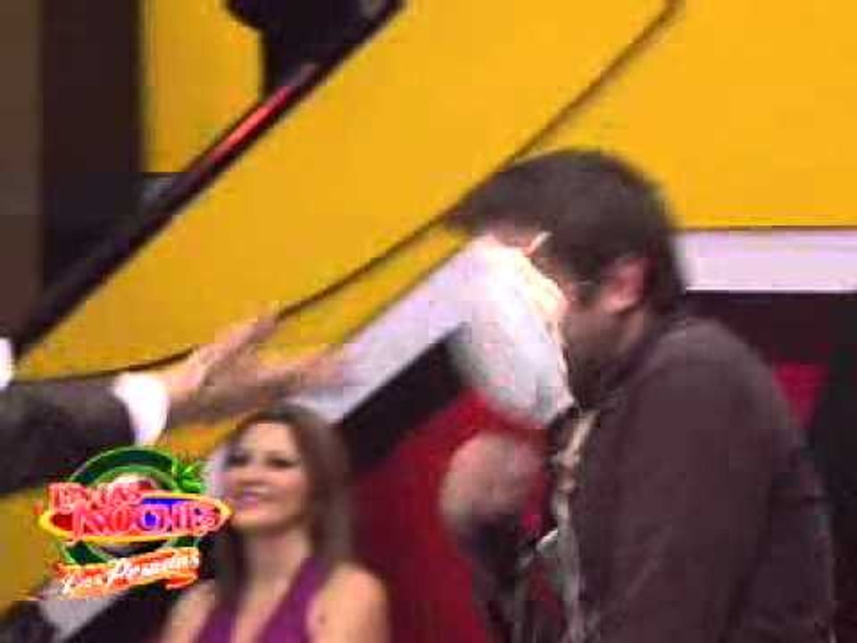 Ernesto Chavana juega con Mario Vanzzini.