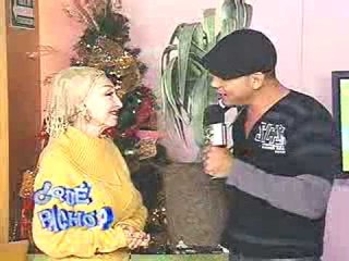 La Señora Ethel besa a Rico