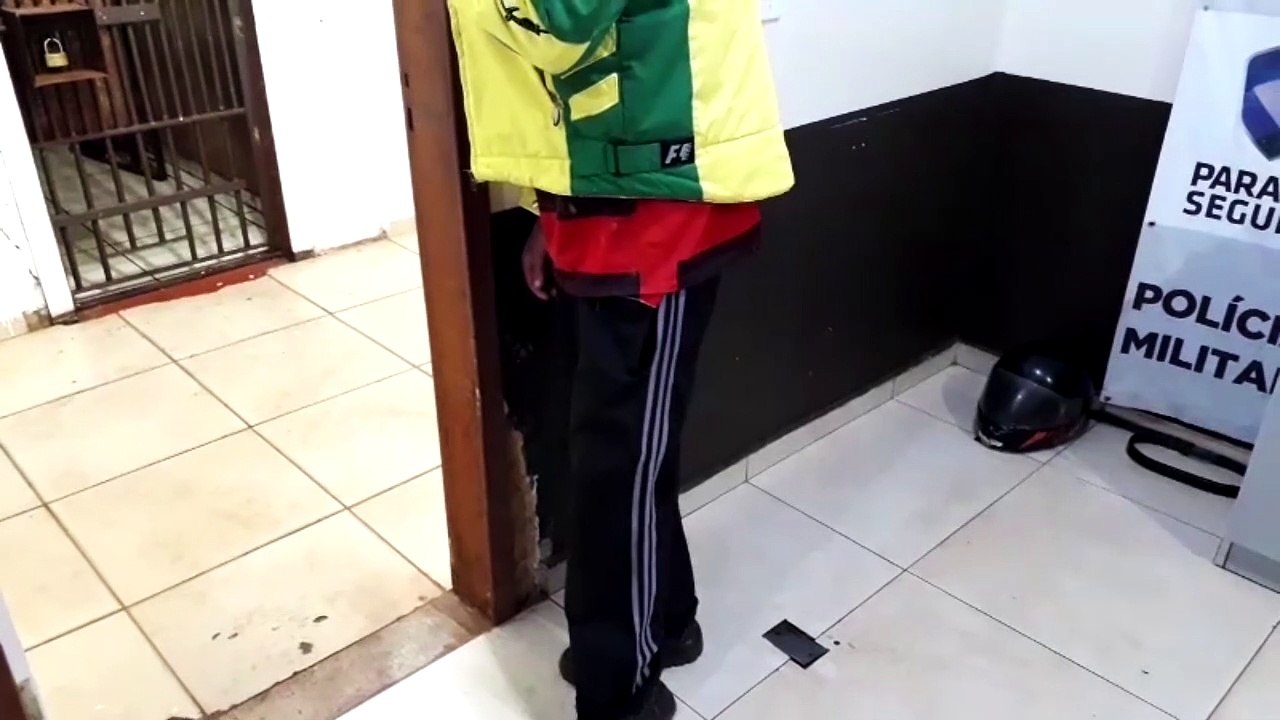 Homem é detido após sair de mercado com pacotes de carte escondidos nas calças