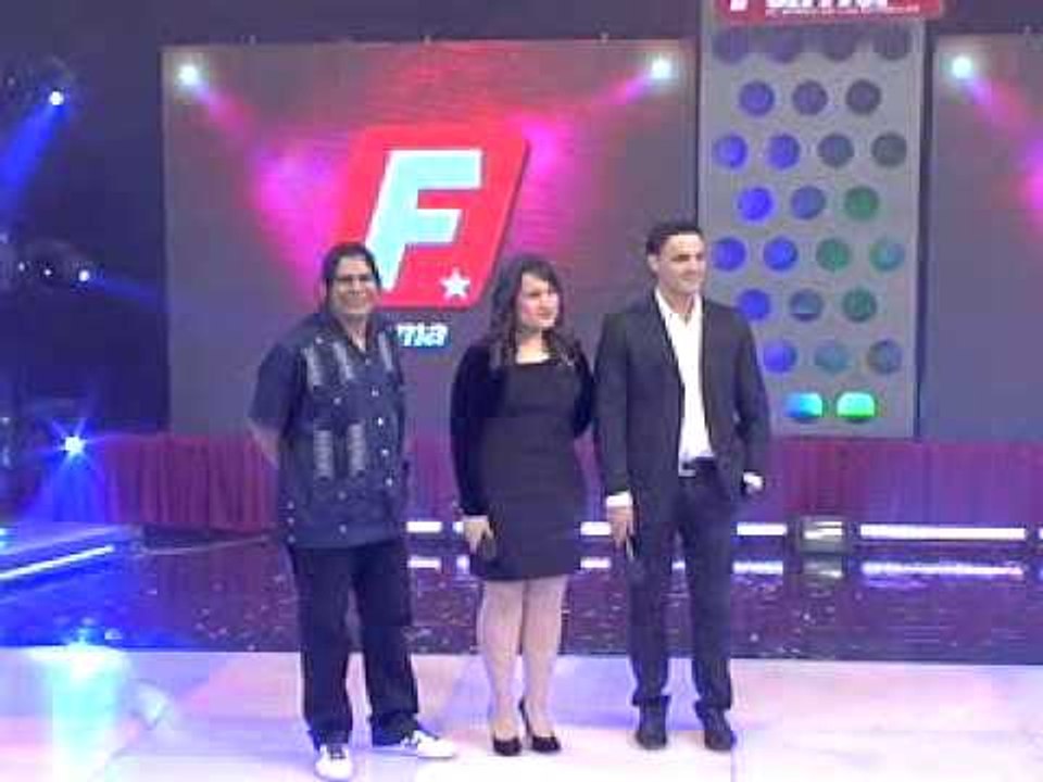 Gil y Alicia Cantan en Premios Fama..