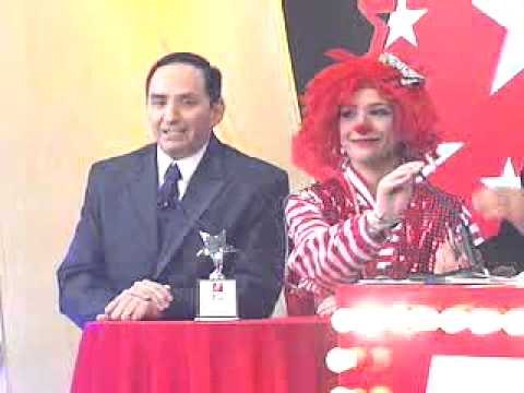 Edgar y Laurita Cantan en Premios Fama...