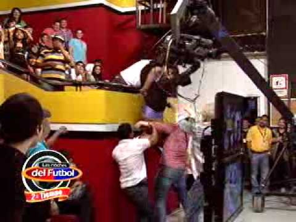 Tun Tun es Golpeado por el Simbolo