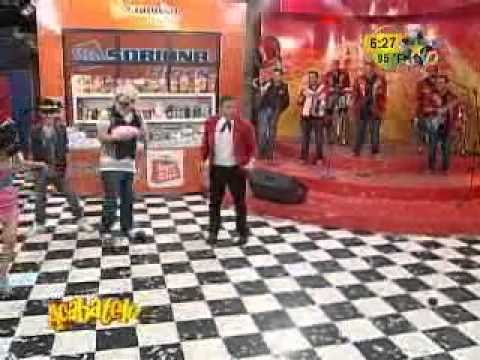 Justino Castor besa a Mario Bezares