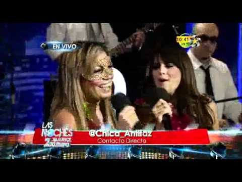 La chica del antifaz y Juli flores cantan en las Noches