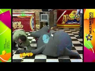 El Delfín llena de espuma a Mario