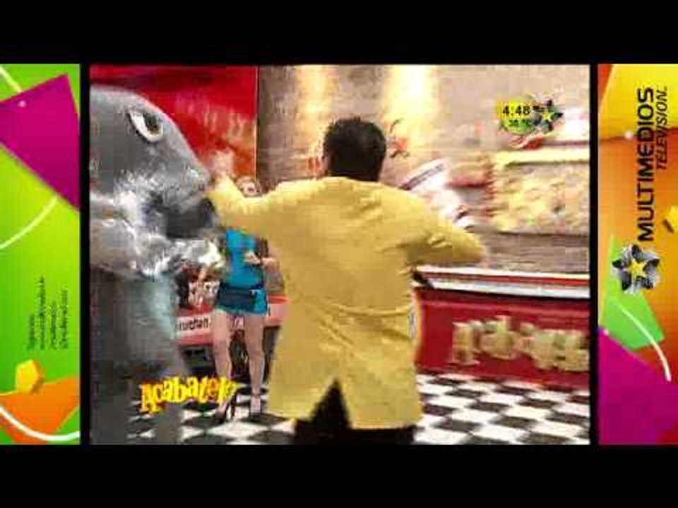 Mario llena de espuma a El Delfín