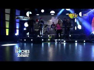 La chica del Antifaz interpreta una canción