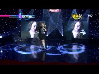 Canta la participante de la Diva Vive