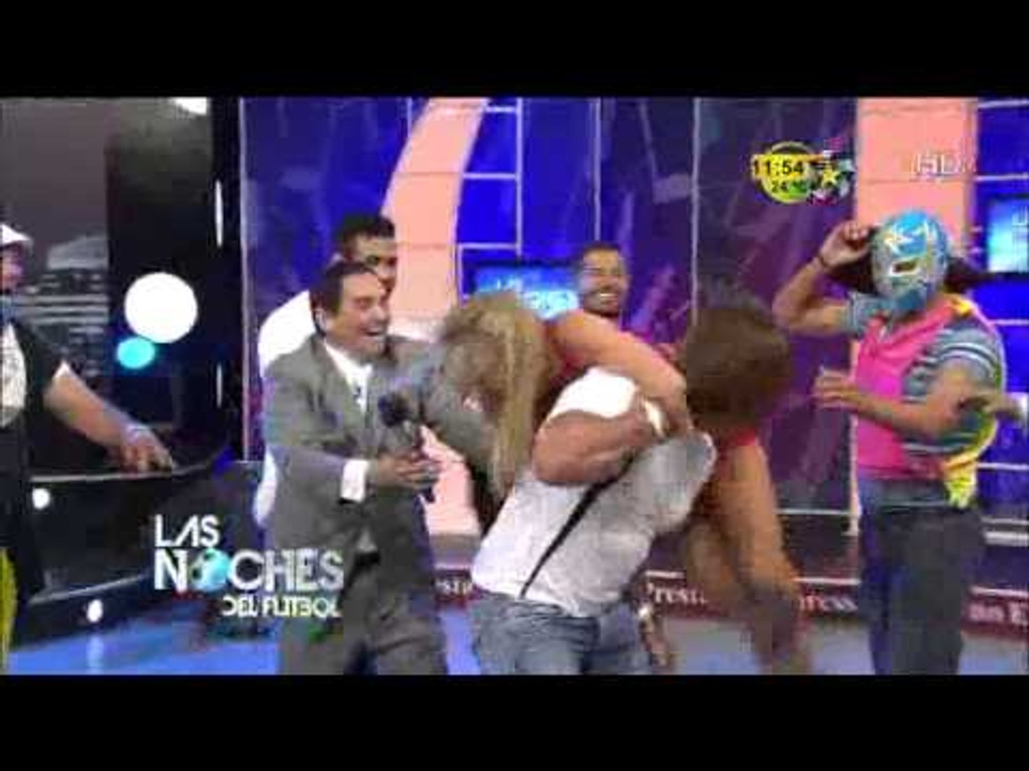 Konan  le hace el Helicóptero a Sandra