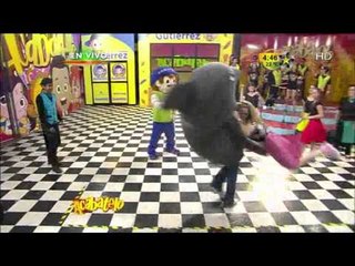 El Delfín le hace helicóptero a la Wera y la llenan de espuma.