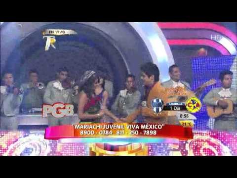 Mc Aese le lleva flores y Mariachi a Katy Barajas