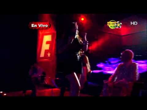 Brenda Bezares canta en premios fama