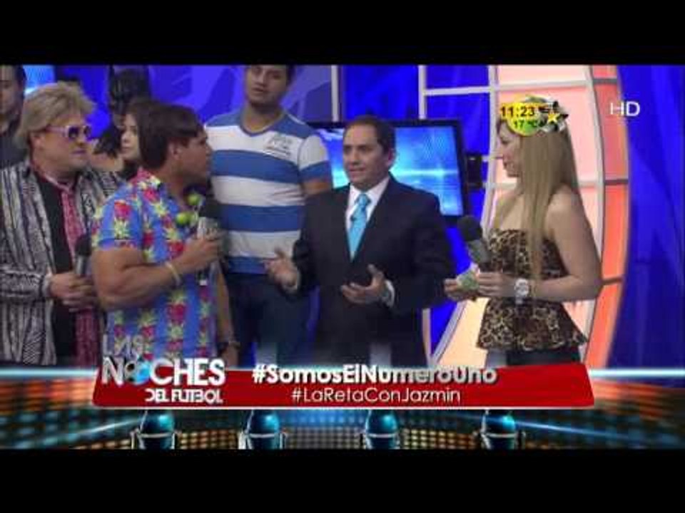 Konan le hace una pregunta a Jazmín