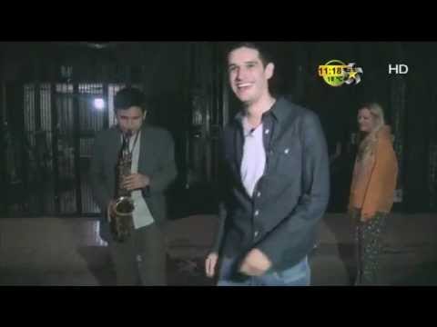 Adrián Marcelo llega con Rosy