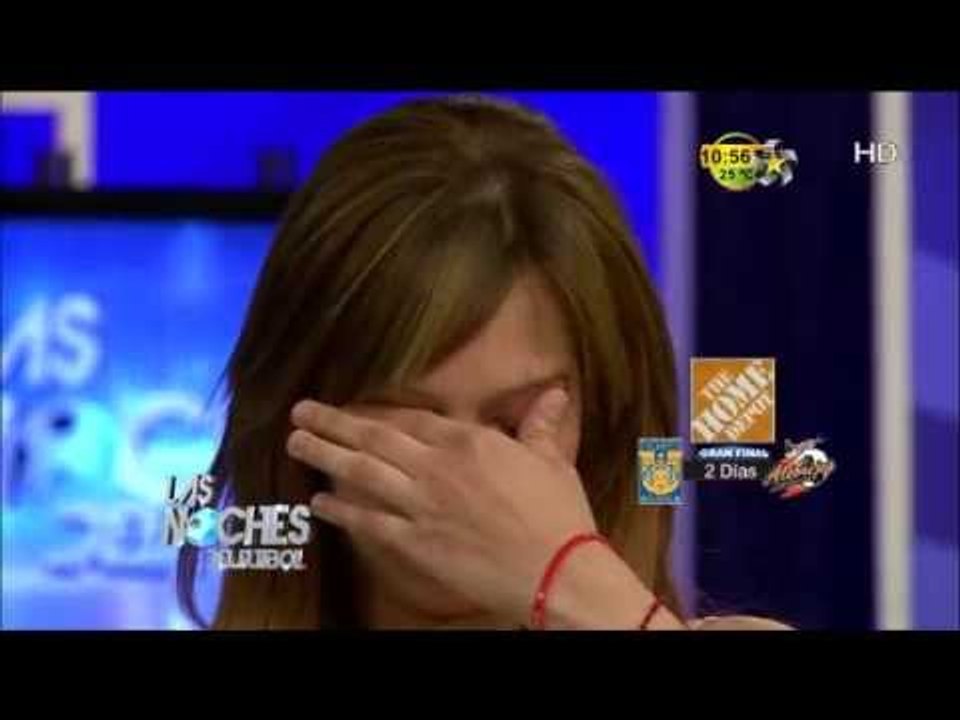La hacen llorar