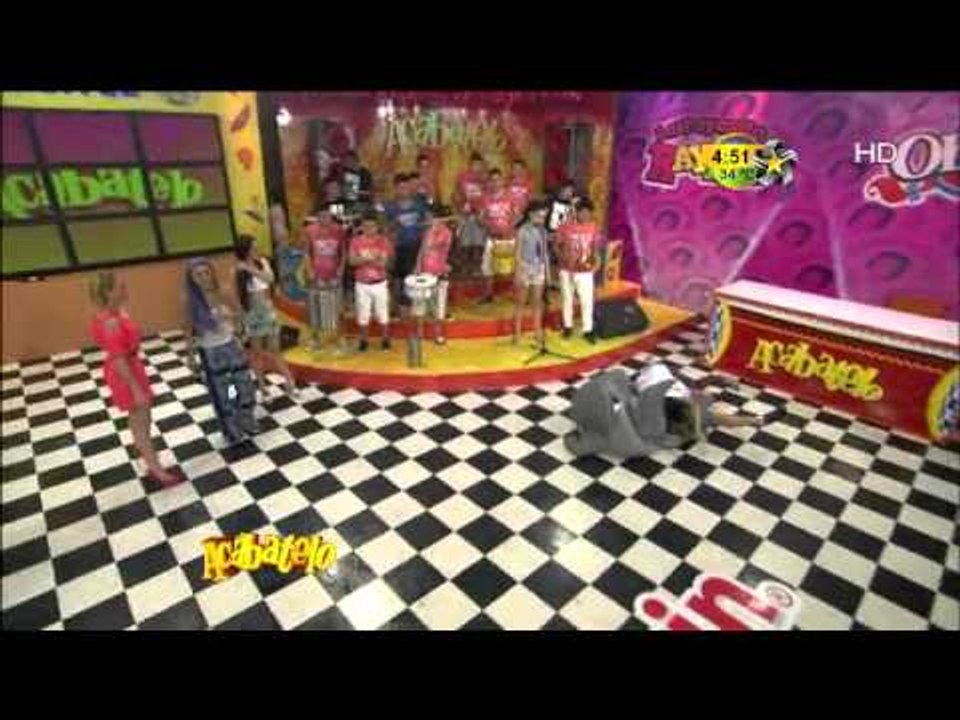 El Delfín ataca a Irving Tomato