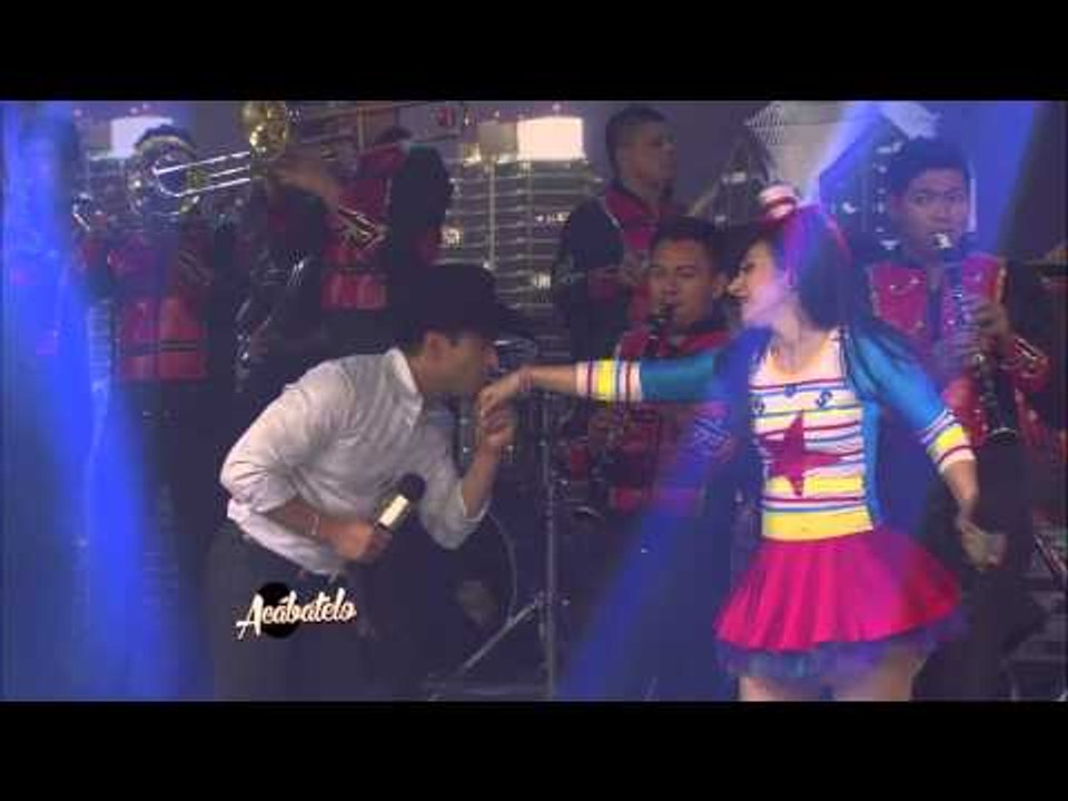 Omar Chaparro le canta a Estrellita del Mar