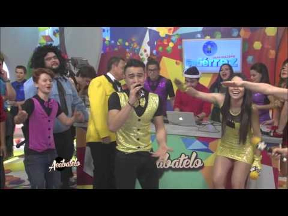 El tomaReto cantando