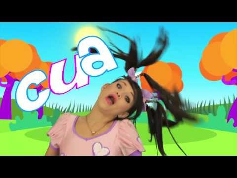 Yo soy el pato patito en la casita de la muñequitas