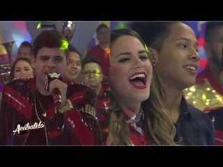 Snuppy cantando con la banda Chilera