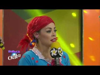 Maruca presume su anillo de graduación