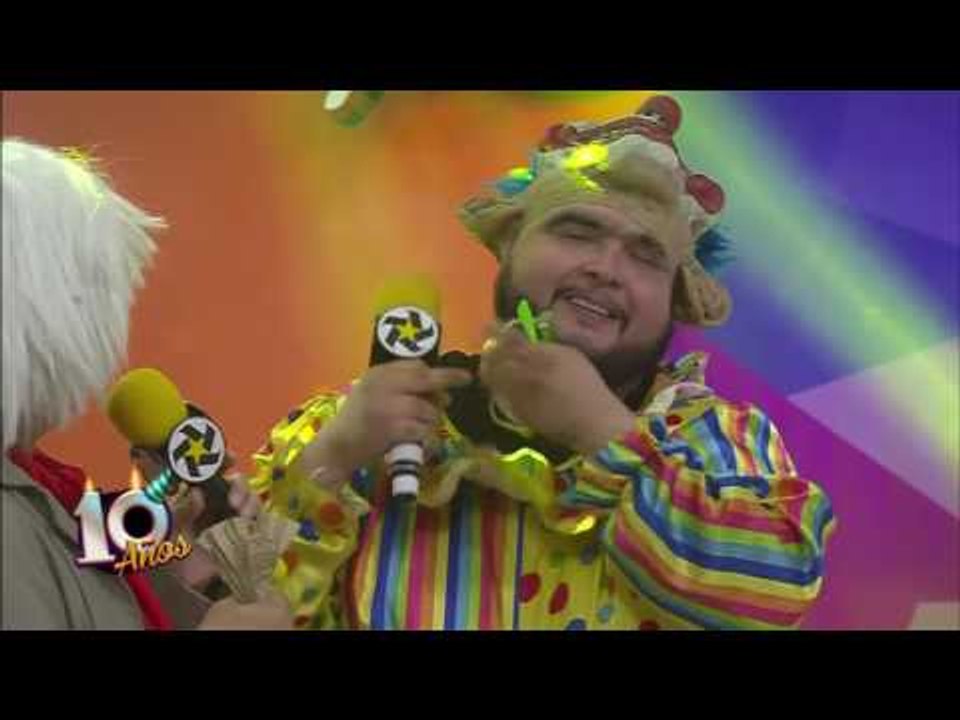 Siempre anda de payaso