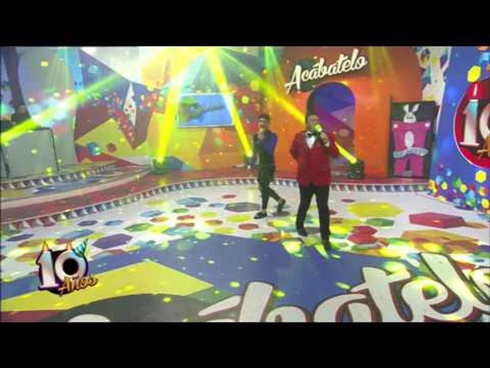Lo enseña a bailar