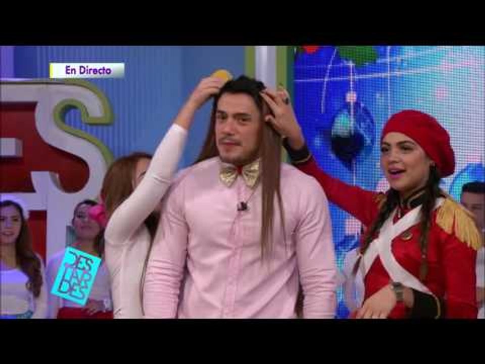 Le corta el cabello