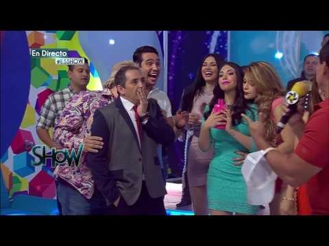 Le está enseñando fotos de chavas