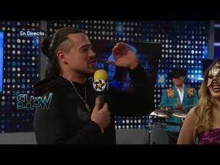 Defiende a su novio a capa y espada