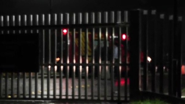 Jovem de 20 anos sofre suspeita de fratura em joelho ao cair com moto