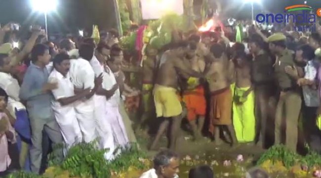 கரூர் மாரியம்மன் கோயில் திருவிழாவில் கம்பம் ஆற்றுக்கு அனுப்பும் விழா- வீடியோ