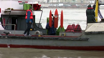 "물속에서 도와달라는 사람 봤다"...슬픔 속 애도 이어져 / YTN