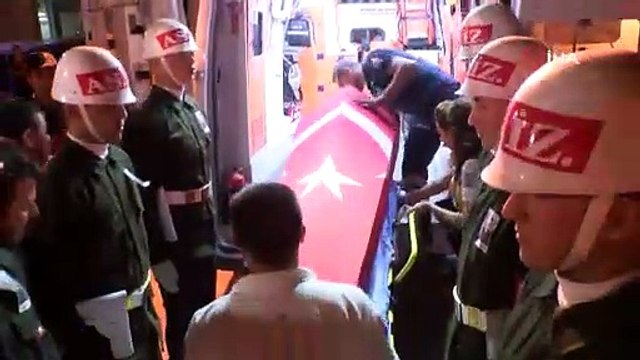 ŞEHİT OĞLUNUN FOTOĞRAFINA SARILIP GÖZ YAŞI DÖKTÜ