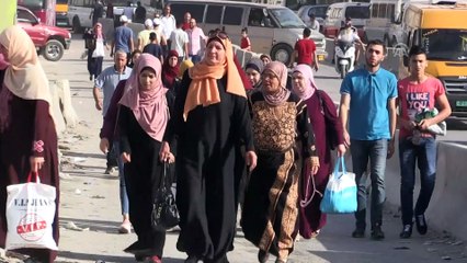 Ramazan ayının son cuma namazı için Kalendiye'den geçişler - RAMALLAH
