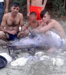 Öldürdüğü babasıyla aynı karede