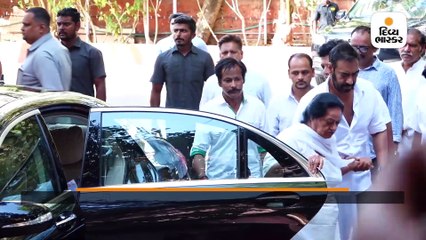 દાદાની પ્રાર્થના સભામાં ધ્રુસકે ધ્રુસકે રડી ન્યાસા, અજયે દીકરીને સંભાળી