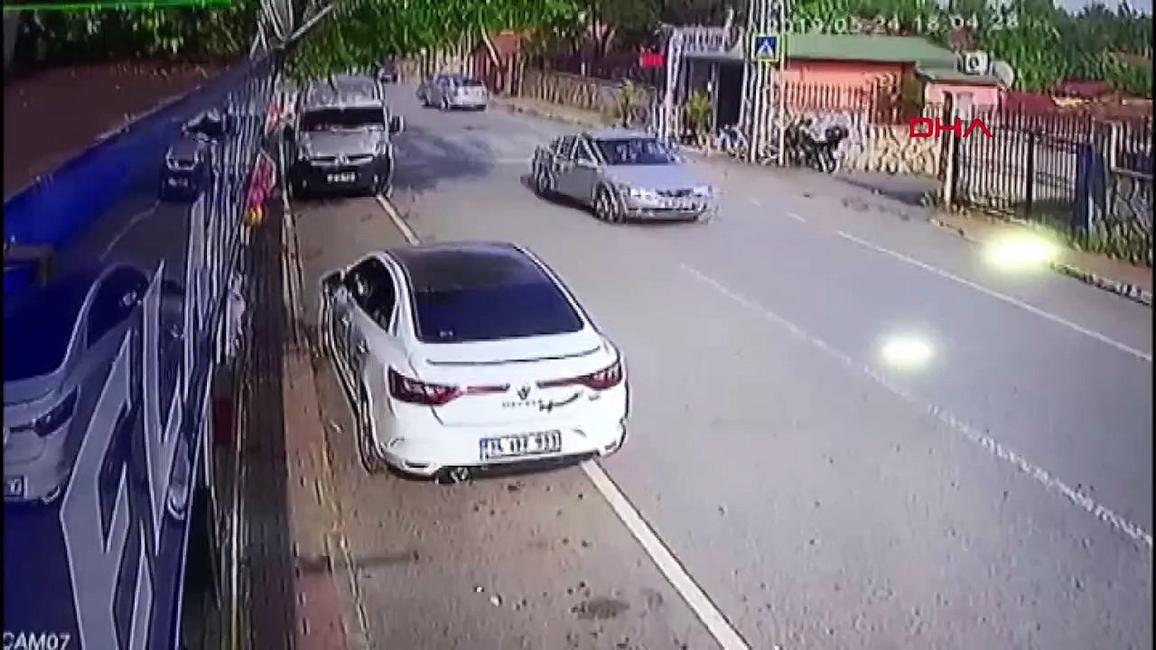 Otomobildeki kadını yumrukladı, metrelerce yerde sürüklendi