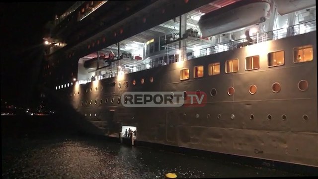 Report TV - Kroçera bën ndalesë të detyruar në Vlorë, e sëmura në bord dërgohet në spital